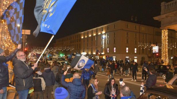 Autokorso um Mitternacht: Die Bergamo-Fans flippen total aus