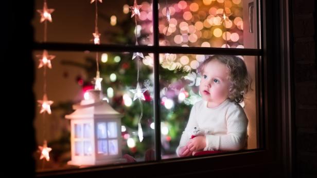 Viele Eltern fragen sich in der Weihnachtszeit, ob und wie Eltern die Magie rund um das Christkind aufrechterhalten sollten.