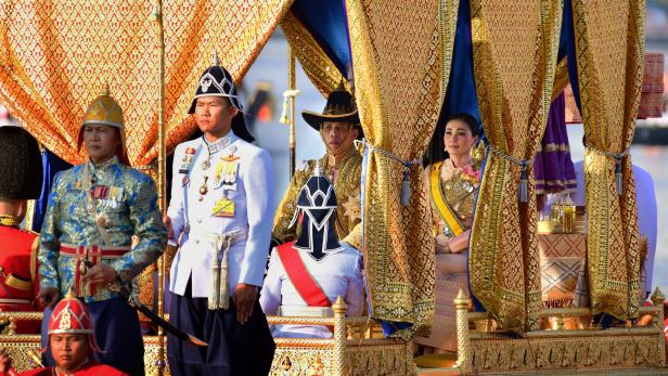 Thailands König lässt sich feiern: In goldener Gondel am Fluss