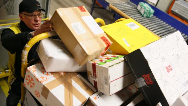 Zusteller im Dauerstress: Eine Million Pakete werden zu Weihnachten geliefert, ein Zeitpolster sollte daher eingeplant werden