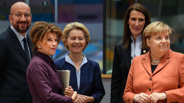 EU-Gipfel in Brüssel: Ratspräsident Michel, Kanzlerin Bierlein, Kommissionschefin von der Leyen, Belgiens Regierungschefin Wilmes und Deutschlands Kanzlerin Merkel