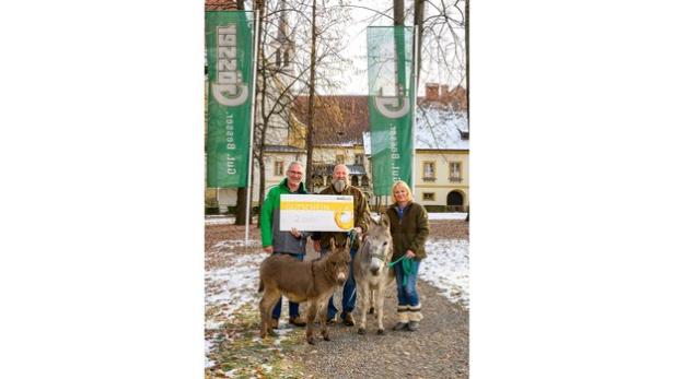 Spendenübergabe an den Verein Eselrettung (v. l.): Braumeister Andreas Werner mit Obmann Ulrich Kettner und dessen Frau Elke im Gösser Stiftspark.