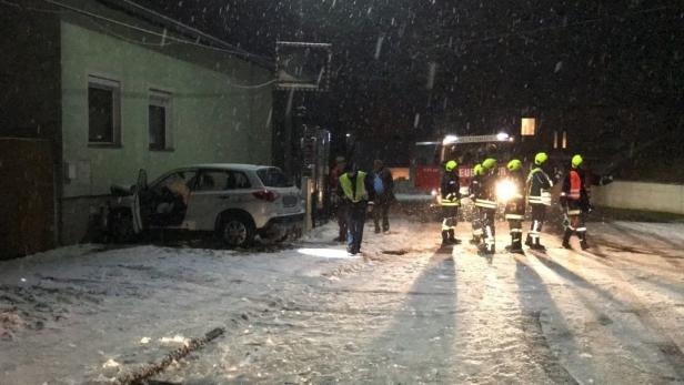 Zwei Verletzte: Pkw krachte von Schneefahrbahn in Wohnhaus