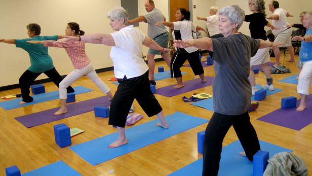 Teilnehmer einer Yoga-Studie der Universität von Illinois: Auch ihr Gehirn profitiert vom regelmäßigen Training.