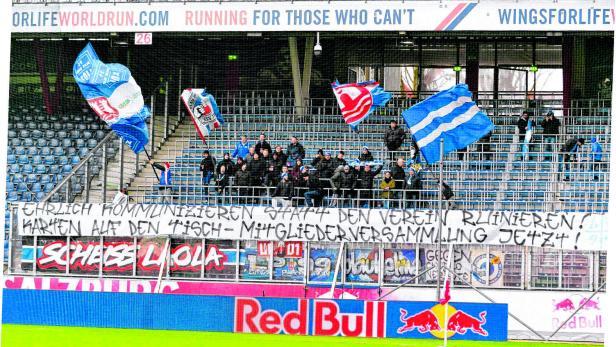 Die Fans sind unzufrieden - hier beim Speil gegen Liefering am 1. Dezember in Salzburg