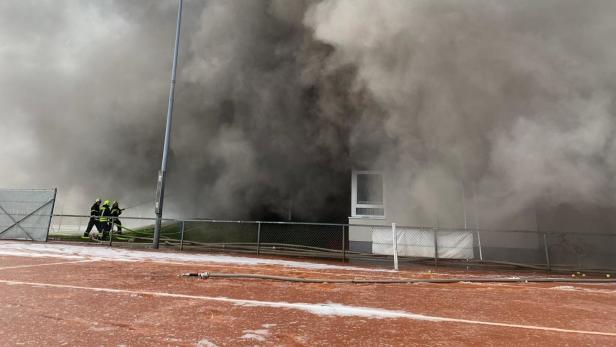 Großbrand in Bad Ischl: Tennishalle in Flammen