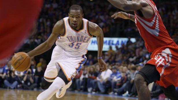 Oklahoma City Thunder forward Kevin Durant (L) drives against Houston Rockets forward Patrick Patterson in the second half of NBA basketball game in Oklahoma City, Oklahoma November 28, 2012. REUTERS/Bill Waugh (UNITED STATES - Tags: SPORT BASKETBALL)