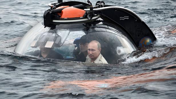 Wladimir Putin in einer U-Boot-Kapsel