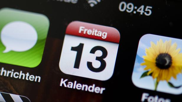 Nahaufnahme eines Smartphone-Bildschirms mit dem Datum Freitag, der 13..