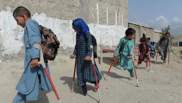 Diese Kinder haben bei Bombenexplosionen Beine verloren