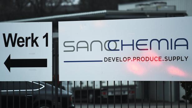 Ein Schild mit der Aufschrift „Werk 1“ und ein Logo von Sanochemia.