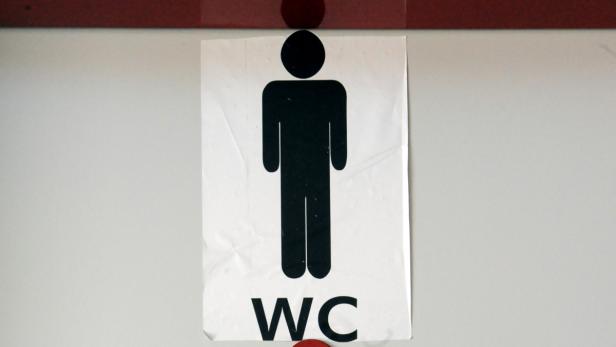 THEMENBILD: WC-GEBÜHR AUF AUTOBAHNRASTSTÄTTE Ein Schild mit der Aufschrift „WC“ und einem Piktogramm einer männlichen Person.