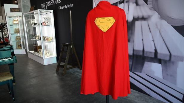 Superman-Umhang für 173.000 Euro versteigert