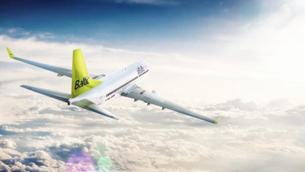 Ein Flugzeug von Air Baltic fliegt über den Wolken.
