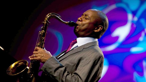 epa02811089 US saxophonist Branford Marsalis performs during the closing concert of the International Jazz Festival of Guetxo, Vizcaya, northern Spain, 05 July 2011. EPA/MIGUEL TONA