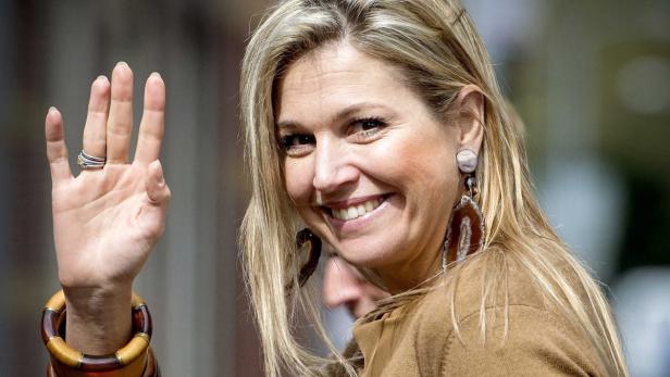 epa03673836 Dutch Princess Maxima waves during her visit to the Show Band Hoorn, in Hoorn, The Netherlands, 23 April 2013. The Show Band that performs during parades, events, shows and festivals at home and abroad was founded in 1955. EPA/KOEN VAN WEEL