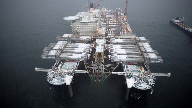 Das Pipeline-Verlegeschiff &quot;Pioneering Spirit&quot; ist die Hauptzielscheibe der US-Sanktionen. Hier beim Start der Nord-Stream-2-Arbeiten im Golf von Helsinki, Dezember 2018