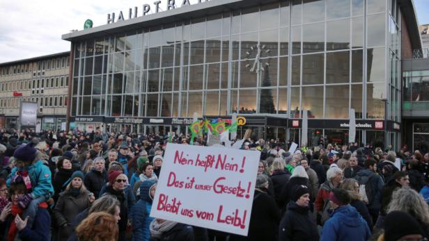 Proteste in Köln: Ab sofort gilt auch in Deutschland &quot;Nein heißt Nein&quot;