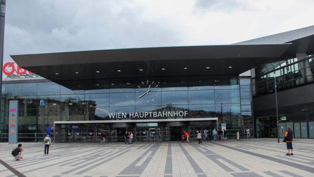 Die Kundenfrequenz der Geschäfte am Hauptbahnhof ist noch nicht auf Schiene. Dafür wird der Verkauf am Sonntag stark beschränkt.