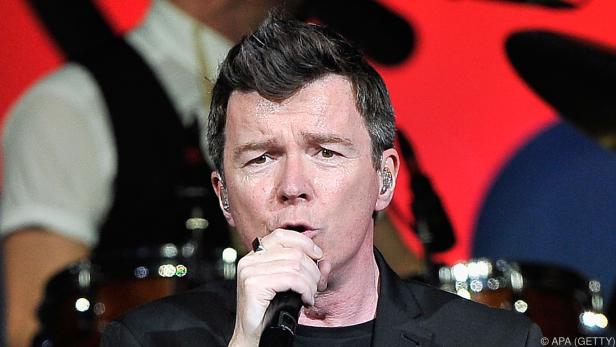 Rick Astley singt auf einer Bühne
