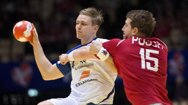 Der Isländer Aron Palmarsson (li.) gegen Fabian Posch.