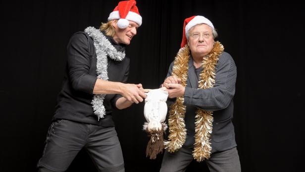 Gery Seidl und Joesi Prokopetz beim Weihnachts-Shooting mit Engel „Christl“. Der hatte es an diesem Abend sichtlich nicht leicht.