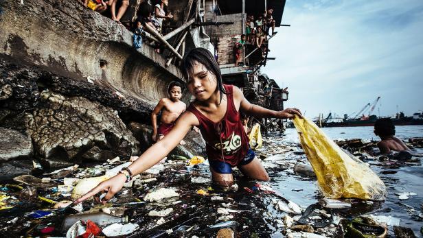 "UNICEF-Foto des Jahres" zeigt die kleine Wenie beim Müllfischen