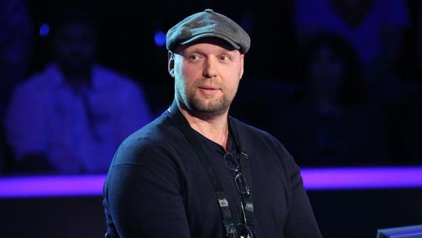 Ein Mann mit Bart und Schirmmütze blickt in die Kamera.