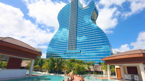 Herausragend ist der Turm des „Guitar Hotels“ – nicht nur, weil die Umgebung in Floridas Hollywood flach ist, die Häuser meist einstöckig und die Wolkenkratzer von Downtown Miami fast 40 Kilometer entfernt sind.