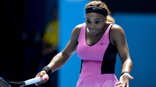 Serena Williams bei einem Tennisspiel in einem pinkfarbenen Kleid.