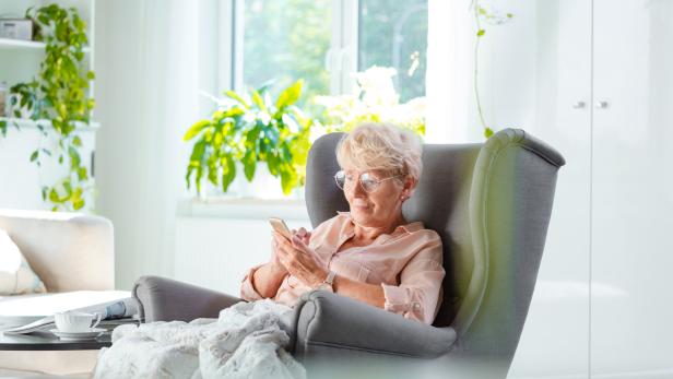 Senioren werden immer wieder zu Opfern von Telefonbetrugsmaschen (Symbolbild)