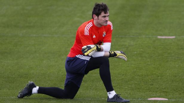 Iker Casillas, Torwart von Real Madrid, dehnt sich auf dem Trainingsplatz.