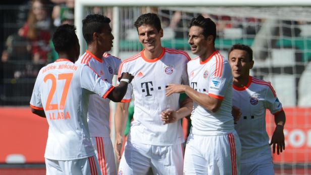 Fußball Bundesliga, 30. Spieltag, Hannover 96 - FC Bayern München am 20.04.2013 in der AWD-Arena in Hannover (Niedersachsen). Münchens Mario Gomez (M) freut sich mit seinen Teamkollegen David Alaba (l), Luis Gustavo (2.v.l.), Claudio Pizarro (2.v.r.), Rafinha (r) über seinen Treffer zum 0:3. Foto: Julian Stratenschulte/dpa (Achtung Hinweis zur Bildnutzung! Die DFL erlaubt die Weiterverwertung von maximal 15 Fotos (keine Sequenzbilder und keine videoähnlichen Fotostrecken) während des Spiels (einschließlich Halbzeit) aus dem Stadion und/oder vom Spiel im Internet und in Online-Medien. Uneingeschränkt gestattet ist die Weiterleitung digitalisierter Aufnahmen bereits während des Spiels ausschließlich zur internen redaktionellen Bearbeitung (z.B. via Bilddatenbanken).) +++(c) dpa - Bildfunk+++