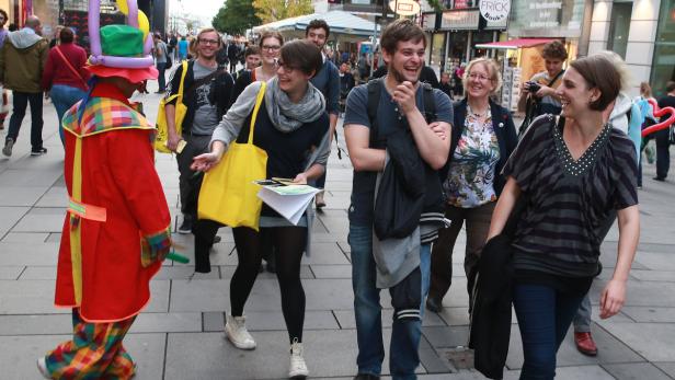 Julia Freidl (beim Clown), Bernhard Lahner (Mitte) und Viktoria Spielmann (re.) vom Vorsitzteam der Bundes-ÖH spazieren von der TU Wien über die Kärntner Straße zum Konservatorium