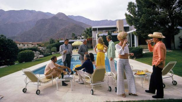 Slim Aarons Das berühmte Desert House in Palm Springs, entworfen von Richard Neutra für Edgar Kaufmann, 1970 Archival Pigment Print, 38,7 x 58,5 cm