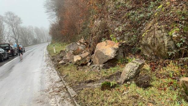 Gefährliche Situation an der B119: Nach Felsabbruch bleibt die Bundesstraße gesperrt