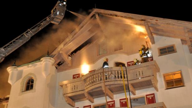 Feuerwehrleute bekämpfen einen Brand in einem mehrstöckigen Gebäude.