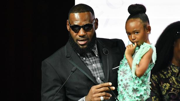 Superstar LeBron James mit Tochter bei einer Fashion Show