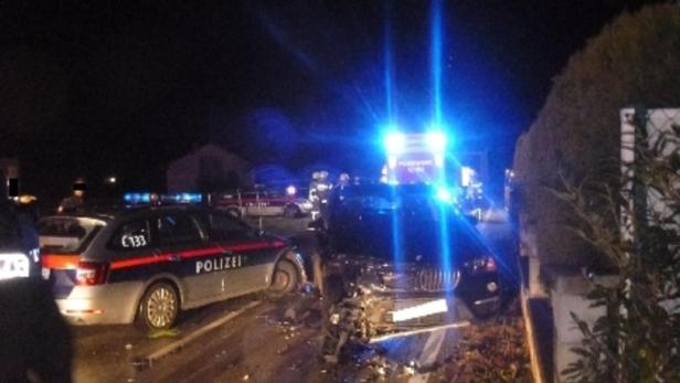 Kollision mit geparkten Polizeiautos sorgte für Blechsalat