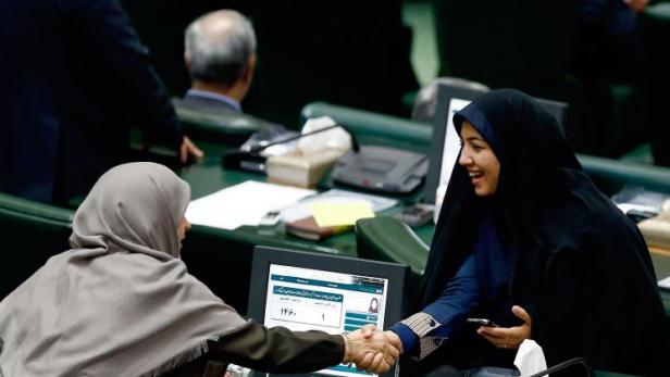 Neue weibliche Abgeordnete begrüßen sich 2016 während der Angelobung im iranischen Parlament in Teheran.