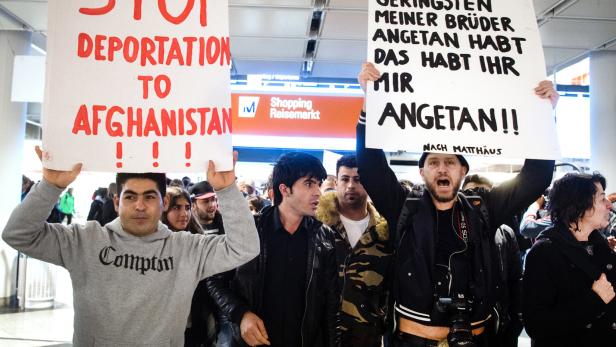 Demonstration gegen Abschiebungen am Flughafen München.