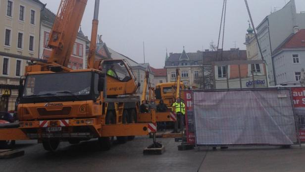 Spektakuläre Montage der Toilette auf dem Wiener Neustädter Hauptplatz. Die WC-Anlage soll bereits Ende der kommenden Woche in Betrieb gehen