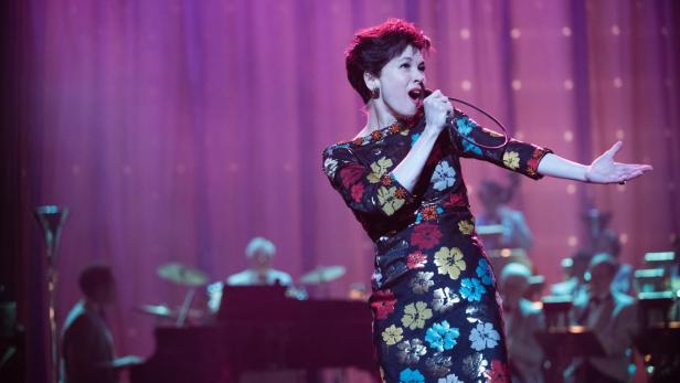 Renée Zellweger ist hinreißend als Judy Garland in ihrem letzten Lebensjahr, in dem sie (desaströse) Konzerte in London gab: „Judy“