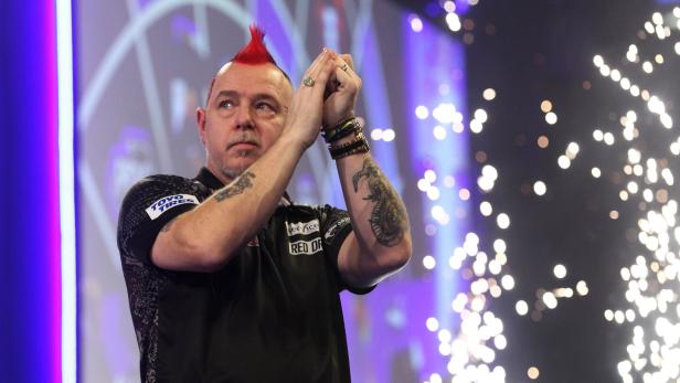 Peter Wright, ein Dartspieler mit rotem Irokesenschnitt, klatscht in die Hände.