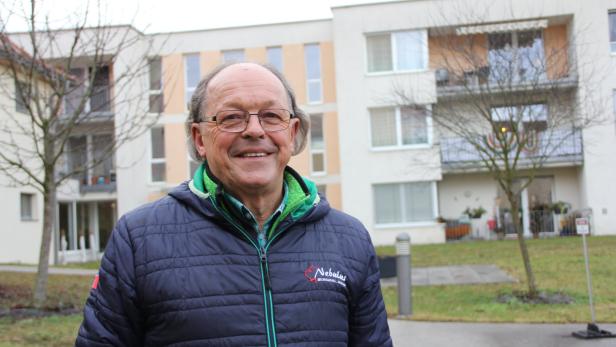Hans Redl vor dem Wohnpark für betreubares Wohnen in Hainstetten