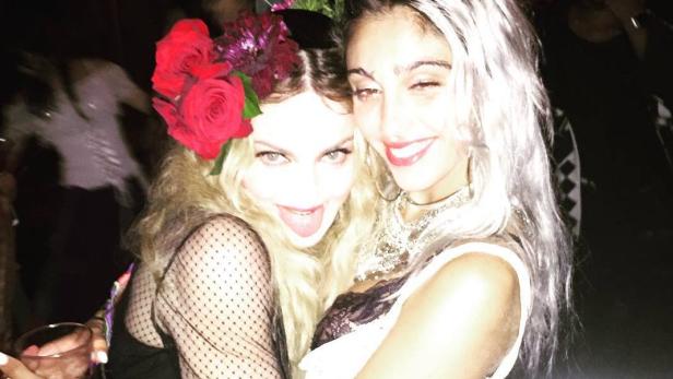 Madonna posiert mit einer jungen Frau mit silberblondem Haar.