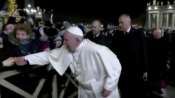 Video: Papst schlägt Frau auf die Hand - und entschuldigt sich