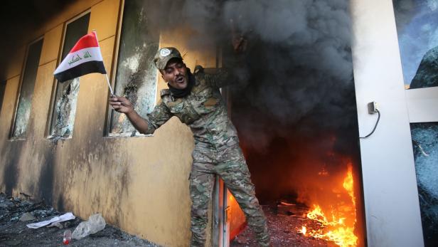 Irakischer Milizionär feiert Zerstörung nach Angriff auf die US-Botschaft in Bagdad durch Demonstranten