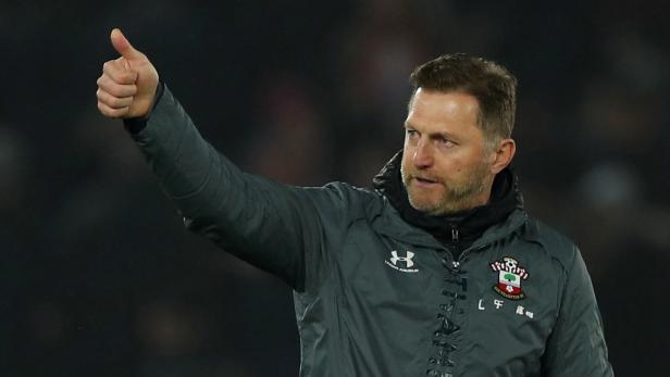 Der Trainer von Southampton gibt während eines Premier League-Spiels ein Zeichen.