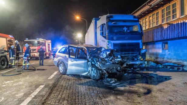Auto krachte in Lkw: Lenker starb im Wrack